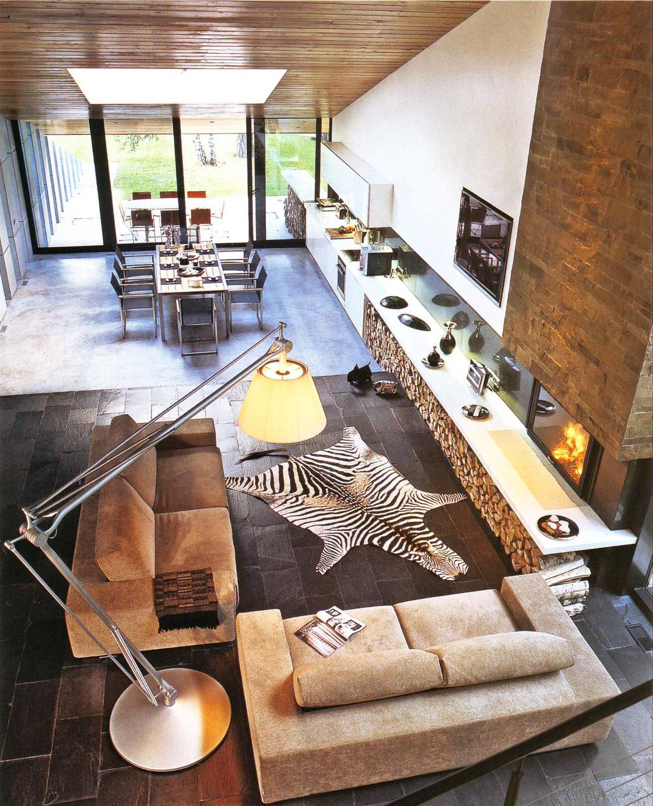 Дом в соснах у пруда