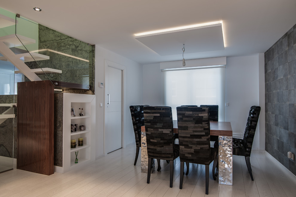 Diseño de comedor tradicional renovado de tamaño medio abierto sin chimenea con paredes blancas y suelo de madera clara