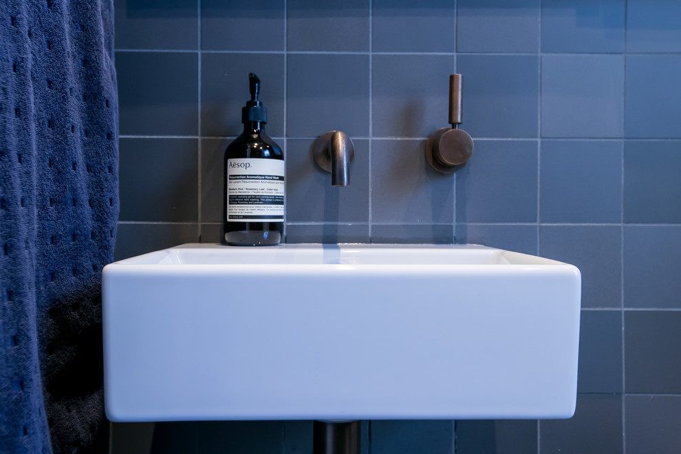 Inspiration for a contemporary bathroom in Sydney.