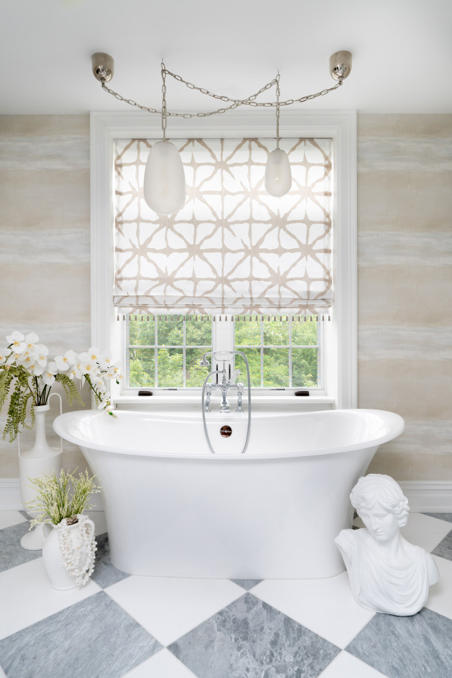 Klassisk inredning av ett stort vit vitt en-suite badrum, med vita skåp, ett fristående badkar, våtrum, marmorbänkskiva och dusch med gångjärnsdörr