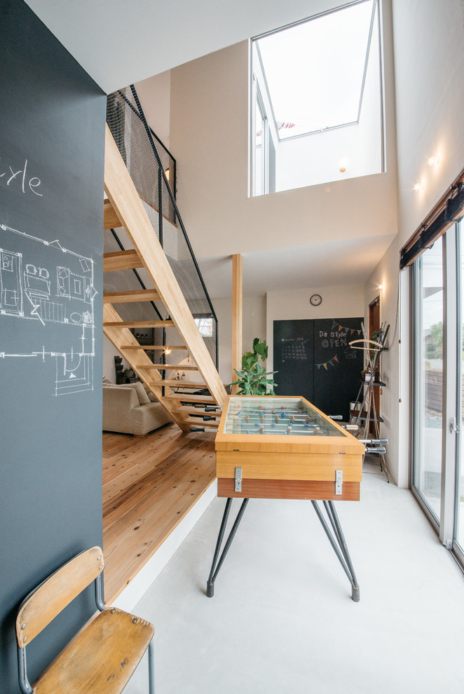 他の地域にあるインダストリアルスタイルのおしゃれな玄関 (コンクリートの床) の写真