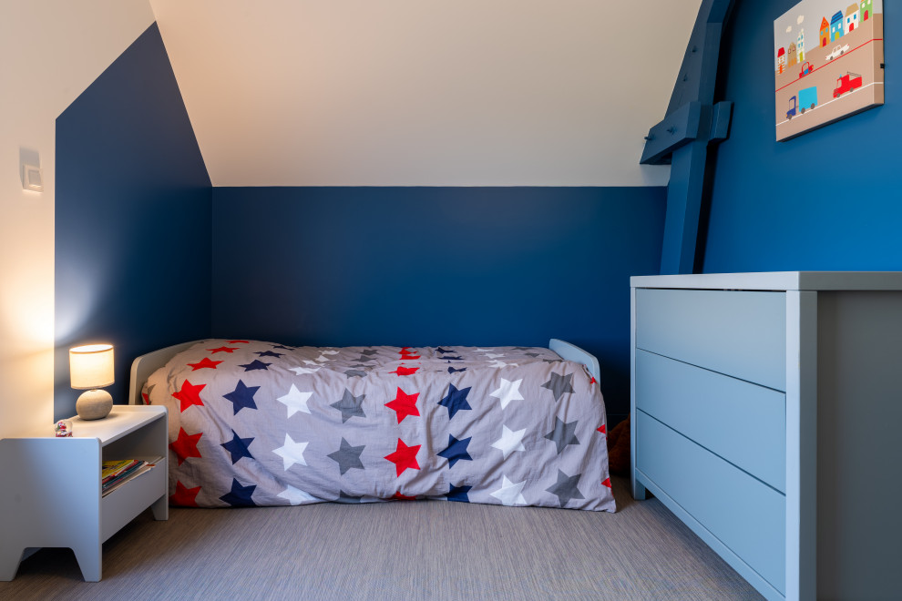 Idéer för ett stort eklektiskt pojkrum kombinerat med sovrum och för 4-10-åringar, med flerfärgade väggar, vinylgolv och grått golv
