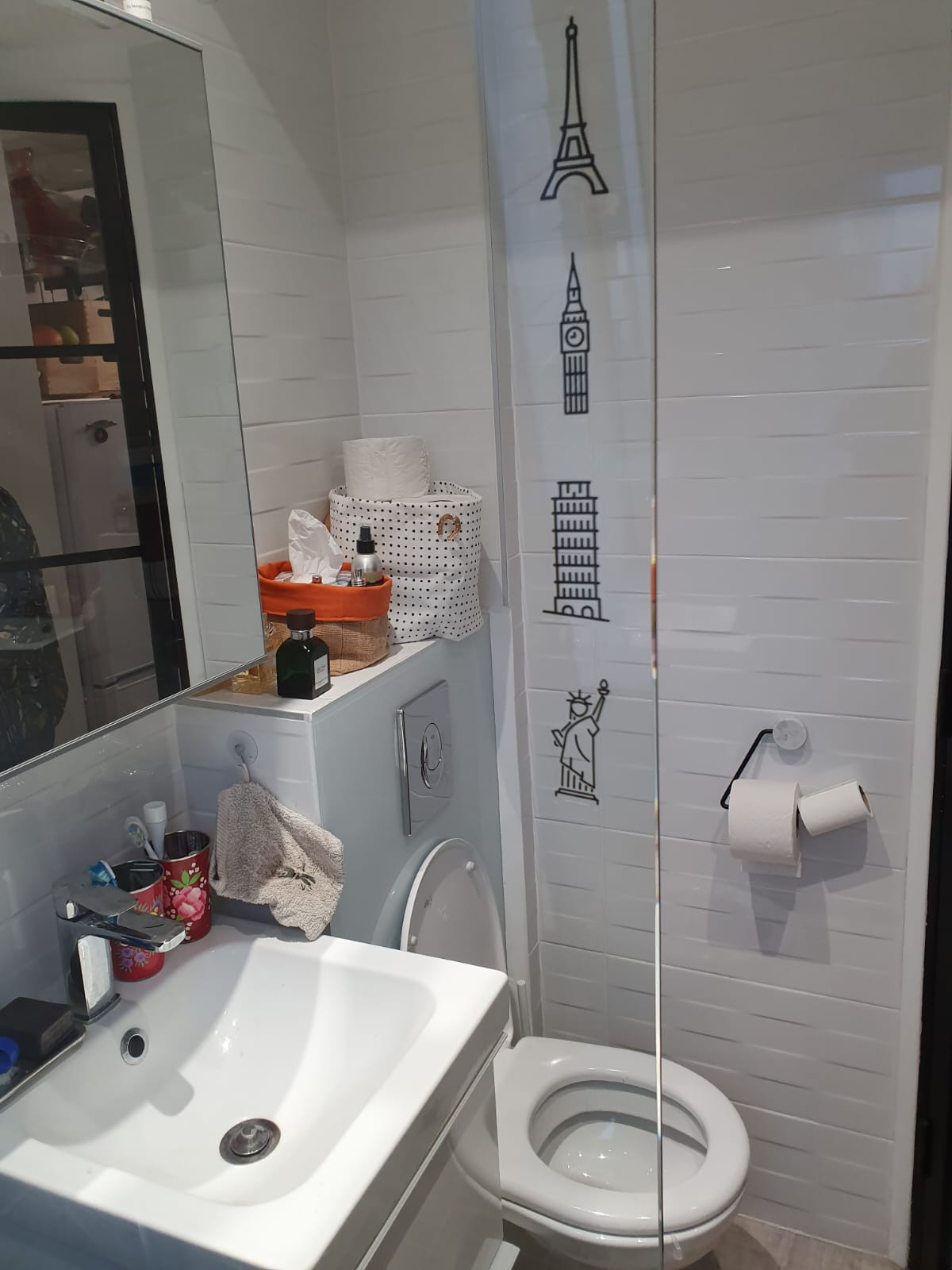 Lavabo et WC dans la salle de bain