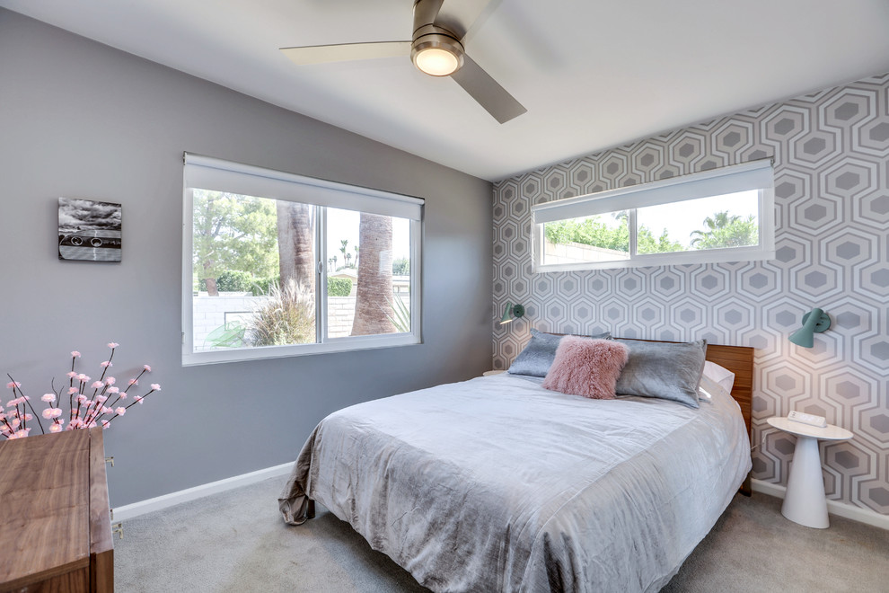 Imagen de habitación de invitados vintage de tamaño medio con paredes grises, moqueta y suelo gris