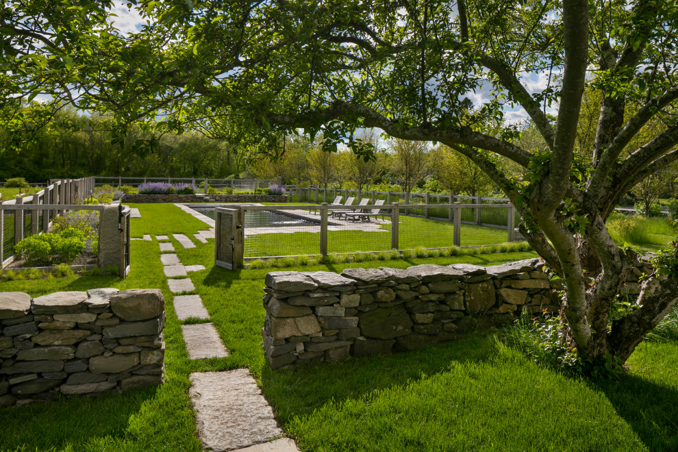 Photo of a farmhouse wood fence landscaping in Providence.