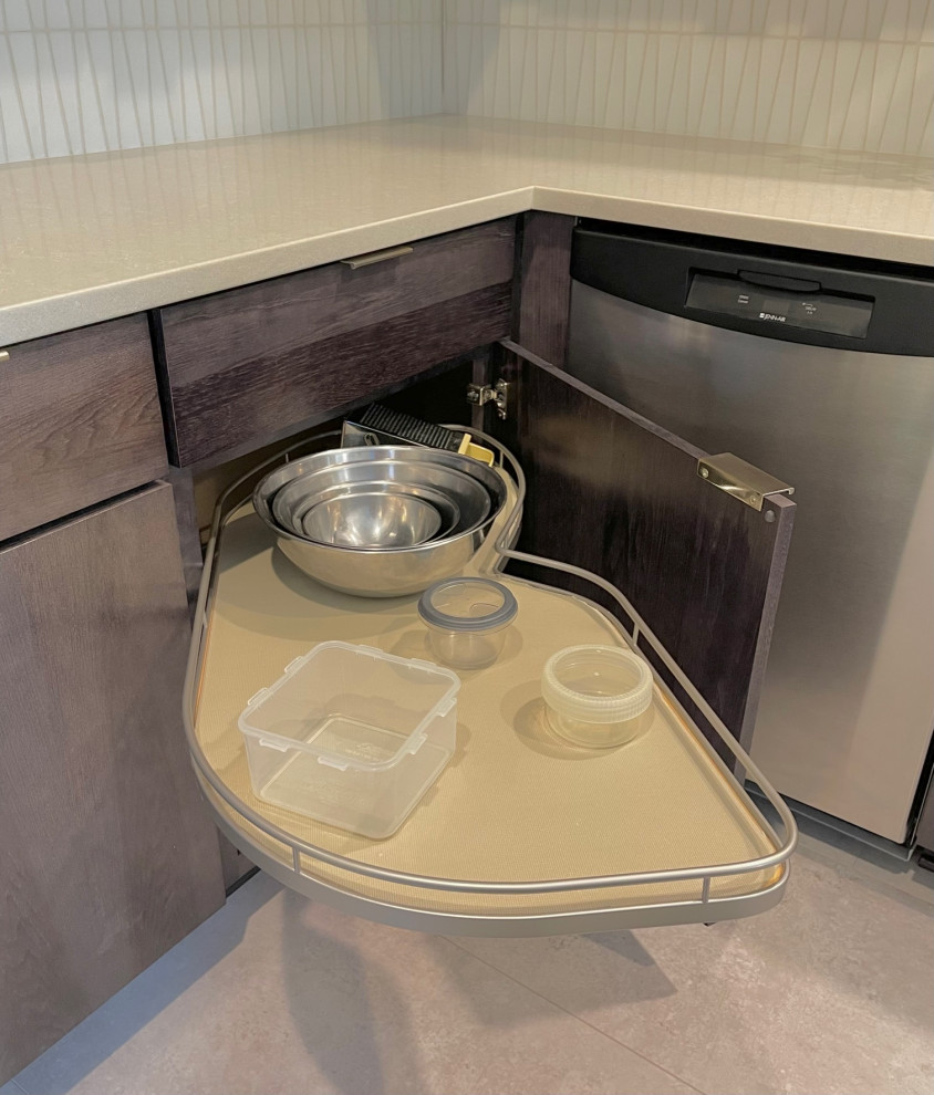 ポートランドにある高級な小さなコンテンポラリースタイルのおしゃれなキッチン (シングルシンク、フラットパネル扉のキャビネット、濃色木目調キャビネット、クオーツストーンカウンター、白いキッチンパネル、ガラスタイルのキッチンパネル、シルバーの調理設備、リノリウムの床、グレーの床、白いキッチンカウンター) の写真
