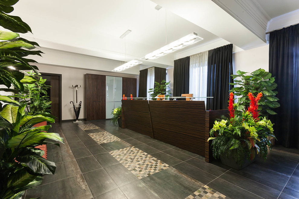 Офис с камином. Office with fireplace.