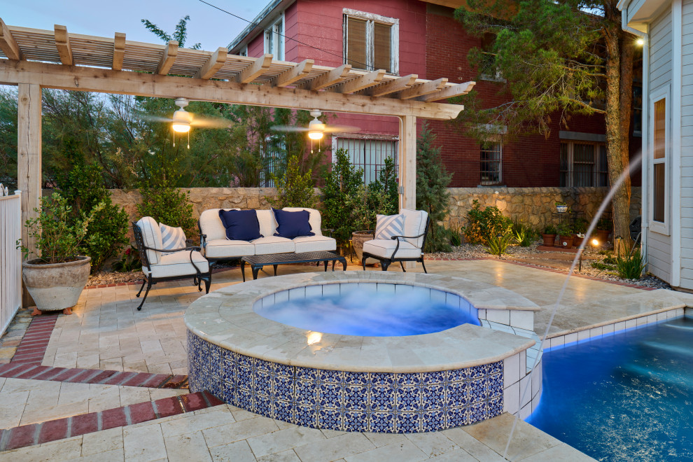 Идея дизайна: прямоугольный бассейн на заднем дворе в викторианском стиле с фонтаном и покрытием из каменной брусчатки