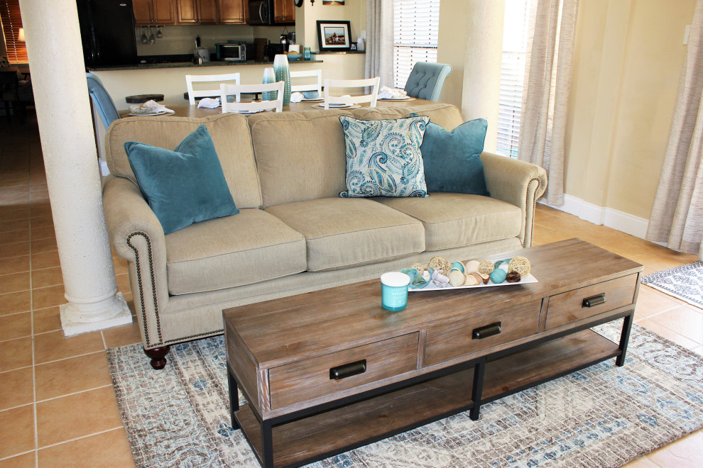 Inspiration for a transitional home design remodel in Tampa
