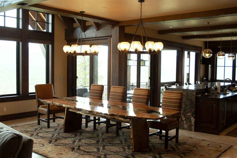 Стильный дизайн: большая кухня-столовая в современном стиле с бежевыми стенами, ковровым покрытием, стандартным камином, фасадом камина из камня, бежевым полом, сводчатым потолком и деревянными стенами - последний тренд