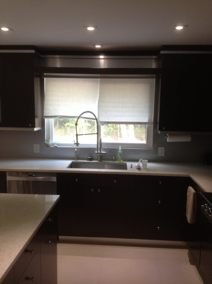 Example of a minimalist kitchen design in New York