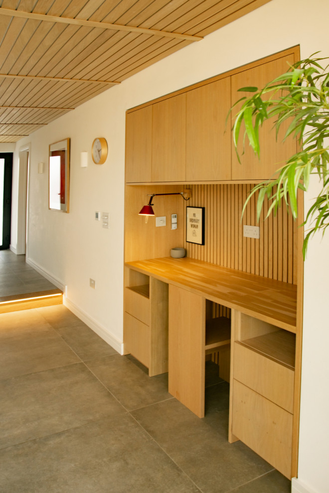 Réalisation d'un petit bureau design en bois avec un mur blanc, sol en béton ciré, aucune cheminée, un manteau de cheminée en bois, un bureau intégré, un sol gris et un plafond en bois.
