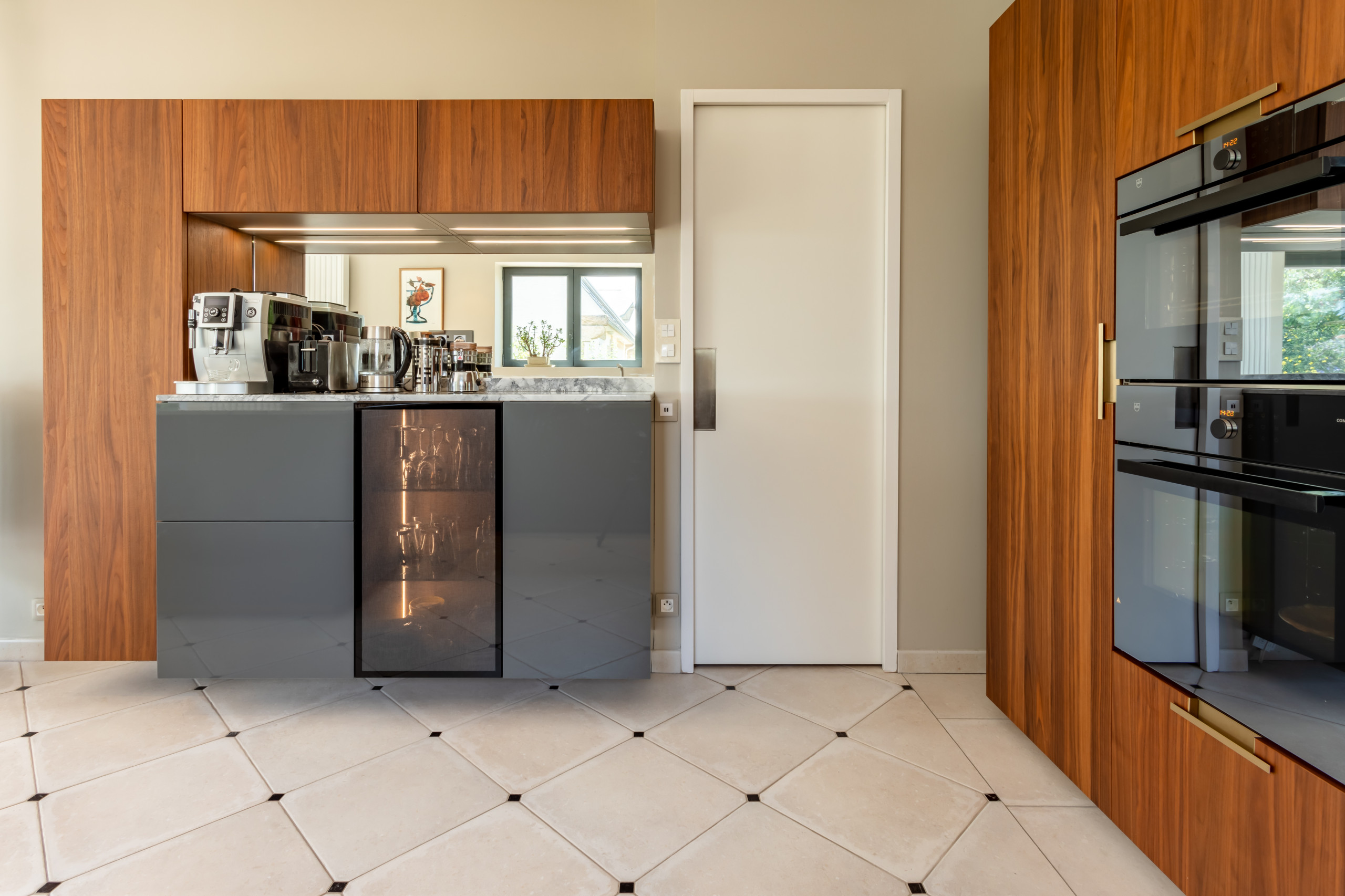 Rénovation d'une cuisine ouverte et chambre multifonction avec bureau intégré