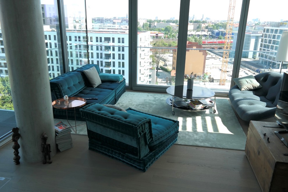 Wohnzimmer With weißer Wandfarbe, Teppichboden and freistehendem TV in Berlin