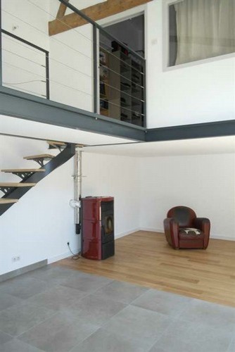 Cette photo montre un salon industriel.