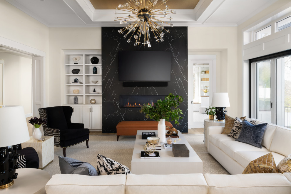 ワシントンD.C.にある広いトランジショナルスタイルのおしゃれなLDK (白い壁、壁掛け型テレビ、格子天井、無垢フローリング、横長型暖炉、石材の暖炉まわり、茶色い床、白い天井) の写真