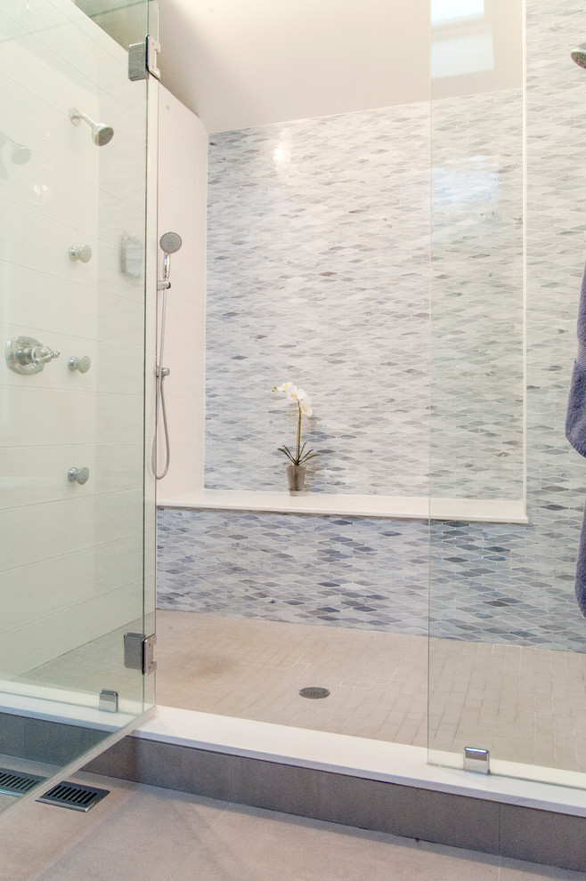 На фото: большая главная ванная комната в стиле неоклассика (современная классика) с врезной раковиной, столешницей из гранита, двойным душем, белой плиткой, каменной плиткой, синими стенами и полом из керамогранита