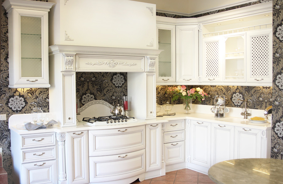 Белая кухня в викторианском стиле (реализованный проект)