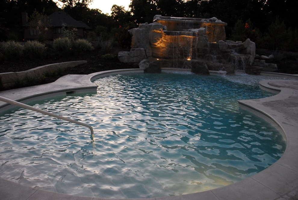 Inspiration for a transitional pool remodel in Cedar Rapids