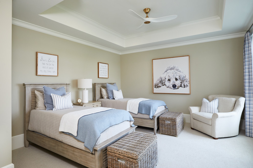 Immagine di una camera degli ospiti di medie dimensioni con pareti beige, moquette, pavimento bianco e soffitto ribassato