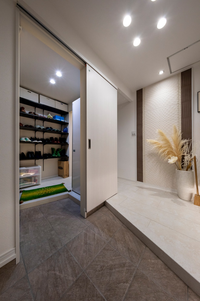 Foto på en entré, med plywoodgolv och vitt golv
