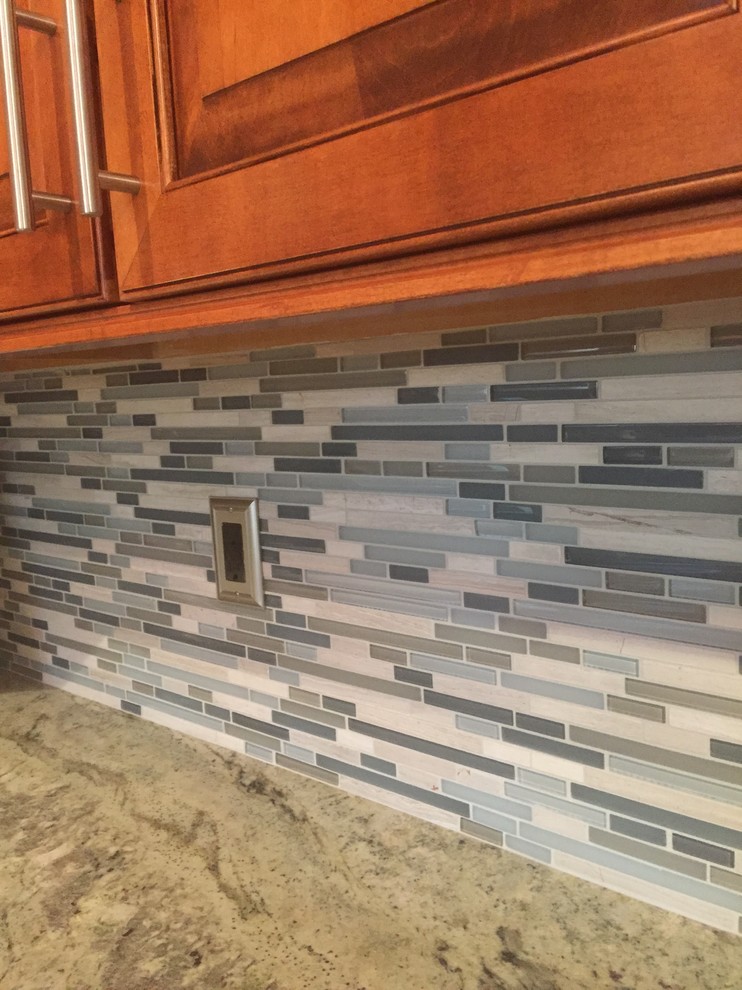 Eat-in kitchen - small transitional u-shaped ceramic tile eat-in kitchen idea with an undermount sink, raised-panel cabinets, medium tone wood cabinets, granite countertops, glass sheet backsplash, stainless steel appliances and a peninsula