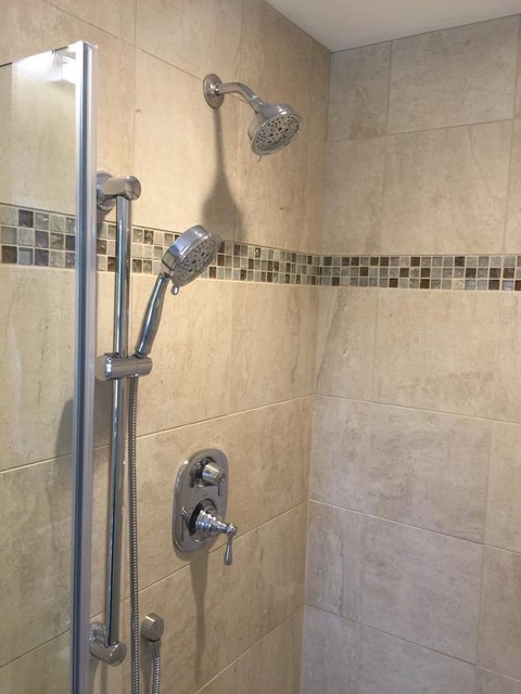 Small Master Bath contemporaneo