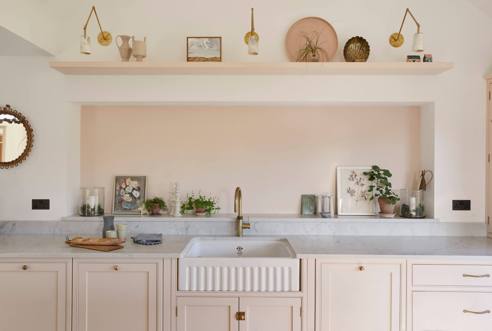 Idéer för ett stort lantligt grå linjärt kök med öppen planlösning, med en rustik diskho, skåp i shakerstil, bänkskiva i kvartsit, rosa stänkskydd, svarta vitvaror, klinkergolv i keramik, en köksö och flerfärgat golv