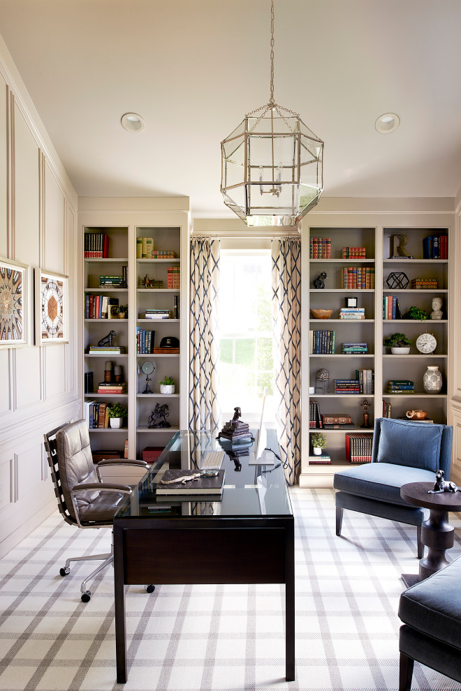 Источник вдохновения для домашнего уюта: кабинет в классическом стиле с ковровым покрытием, отдельно стоящим рабочим столом и панелями на стенах