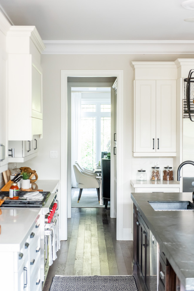 Transitional home design photo in Toronto
