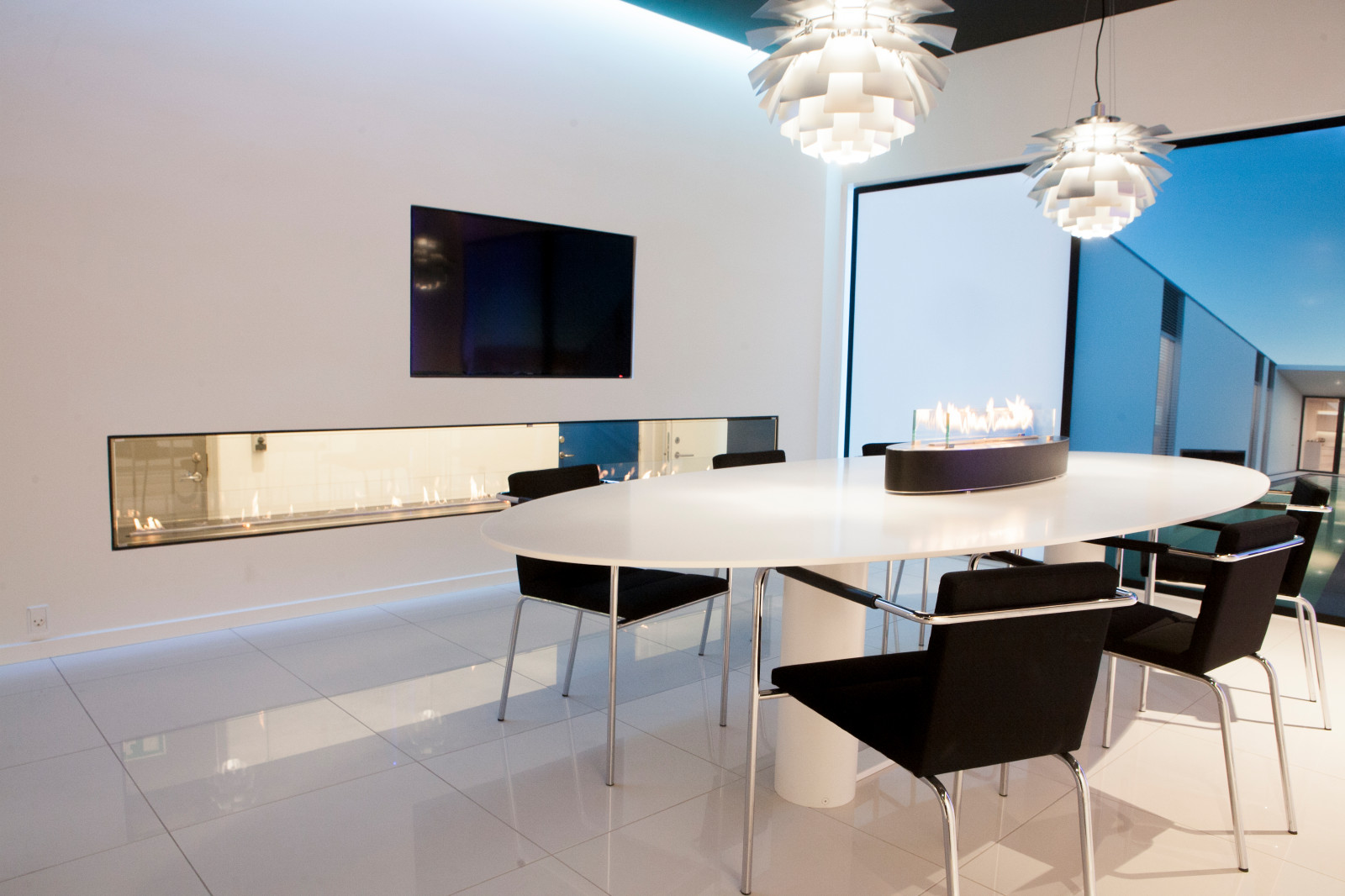 Гостиная. Сквозной биокамин Decoflame, декоративное решение для двух комнат.