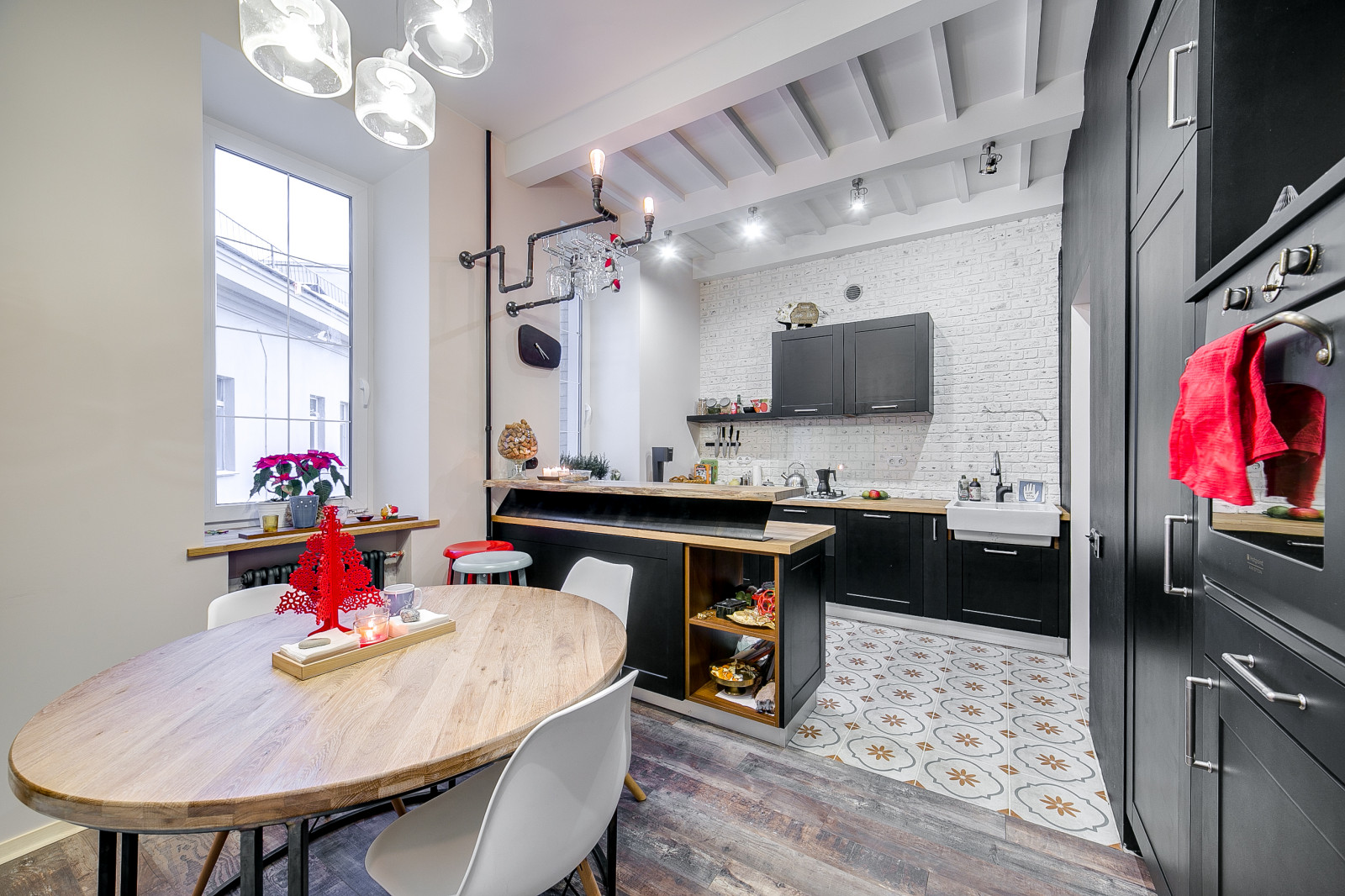 Просторная кухня в стиле лофт