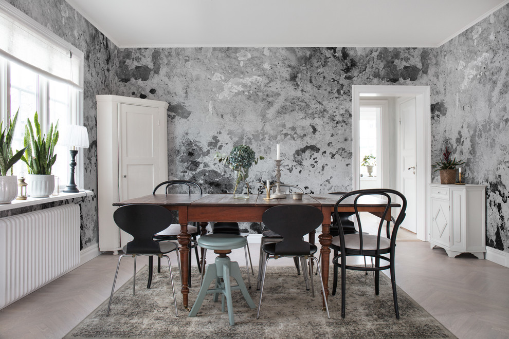 Idée de décoration pour une salle à manger bohème fermée et de taille moyenne avec un mur gris, parquet clair et un sol beige.