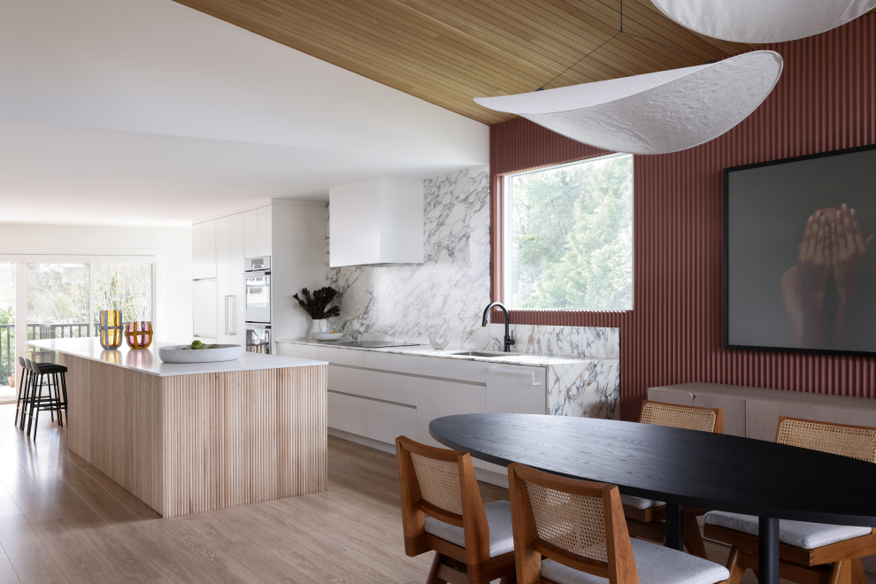 Свежая идея для дизайна: кухня-столовая в стиле ретро с полом из ламината и деревянными стенами - отличное фото интерьера