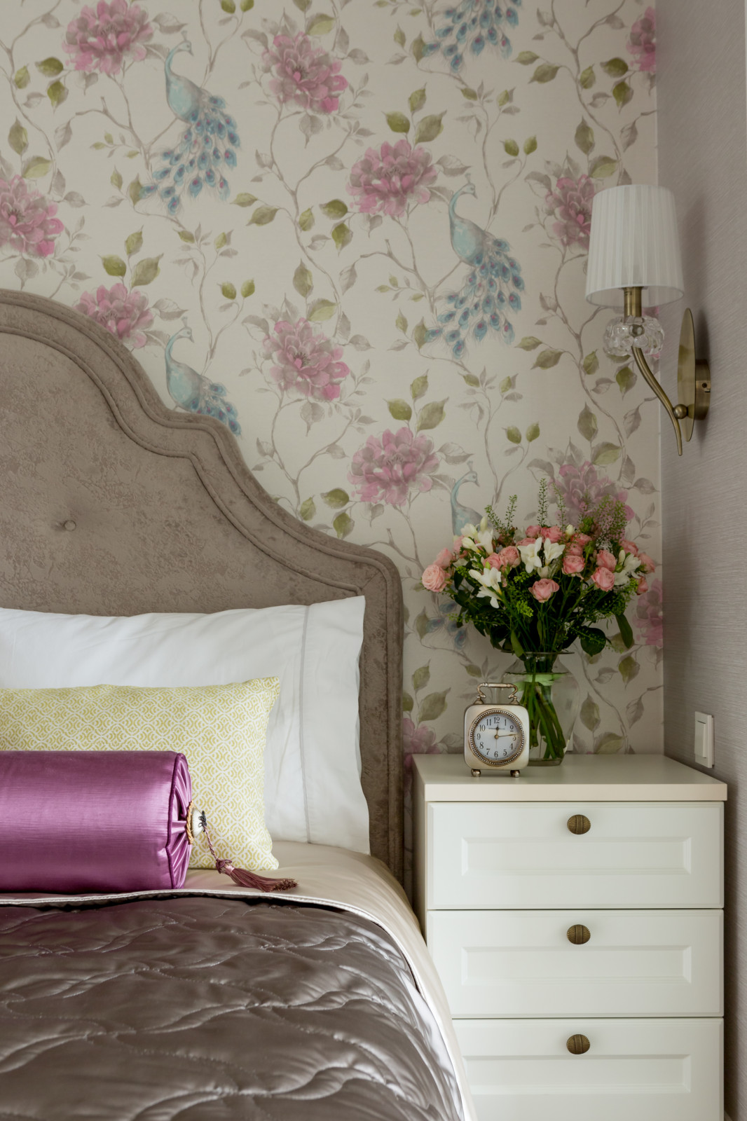 Белое, черное и яркие тона - реализованный проект квартиры в Москве.