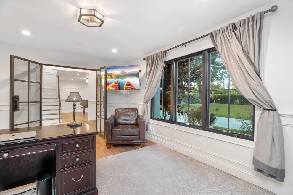 Transitional home design photo in Los Angeles