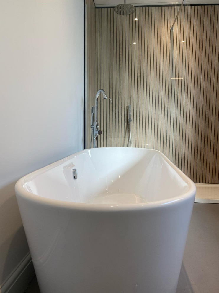 Modern & practical family Bathroom