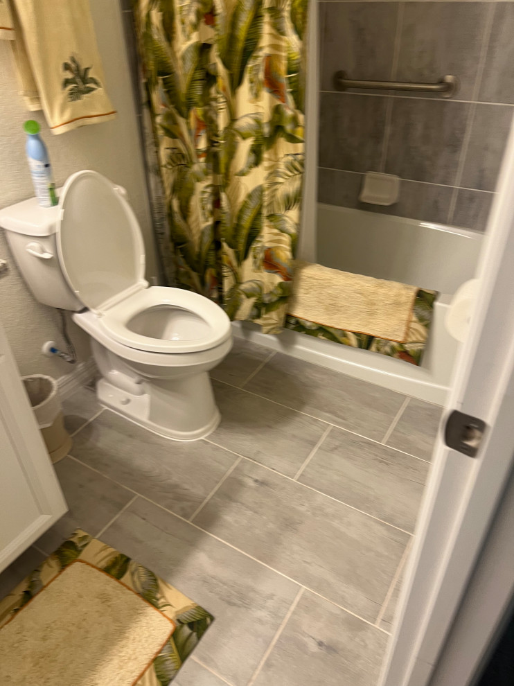 Cette photo montre une douche en alcôve chic de taille moyenne pour enfant avec un placard avec porte à panneau surélevé, des portes de placard blanches, des carreaux de céramique, un mur beige, un plan de toilette en granite, un sol gris, une cabine de douche à porte battante, un plan de toilette multicolore, meuble-lavabo encastré, un plafond décaissé, une baignoire posée, WC à poser, un carrelage gris, un lavabo encastré et meuble simple vasque.