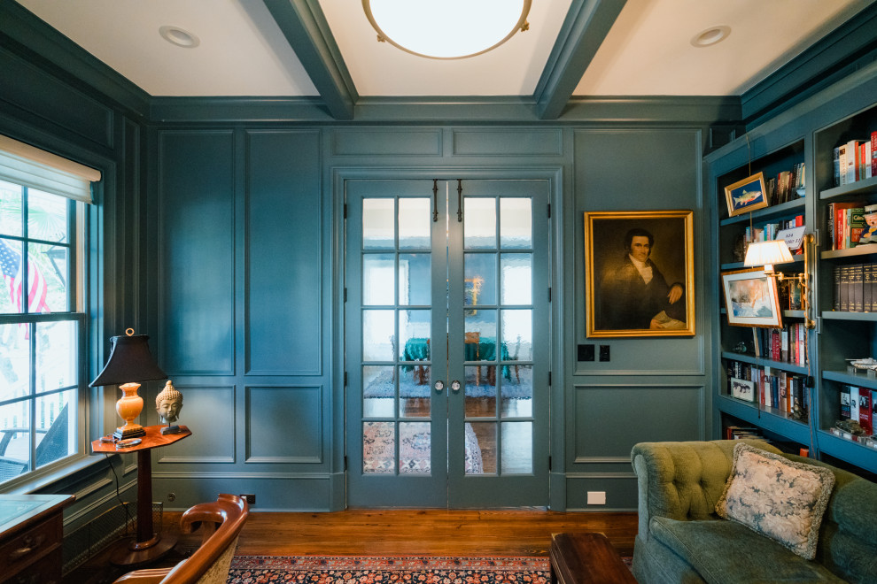 Esempio di un ufficio classico di medie dimensioni con pareti blu, pavimento in legno massello medio, scrivania autoportante, pavimento marrone e pareti in legno