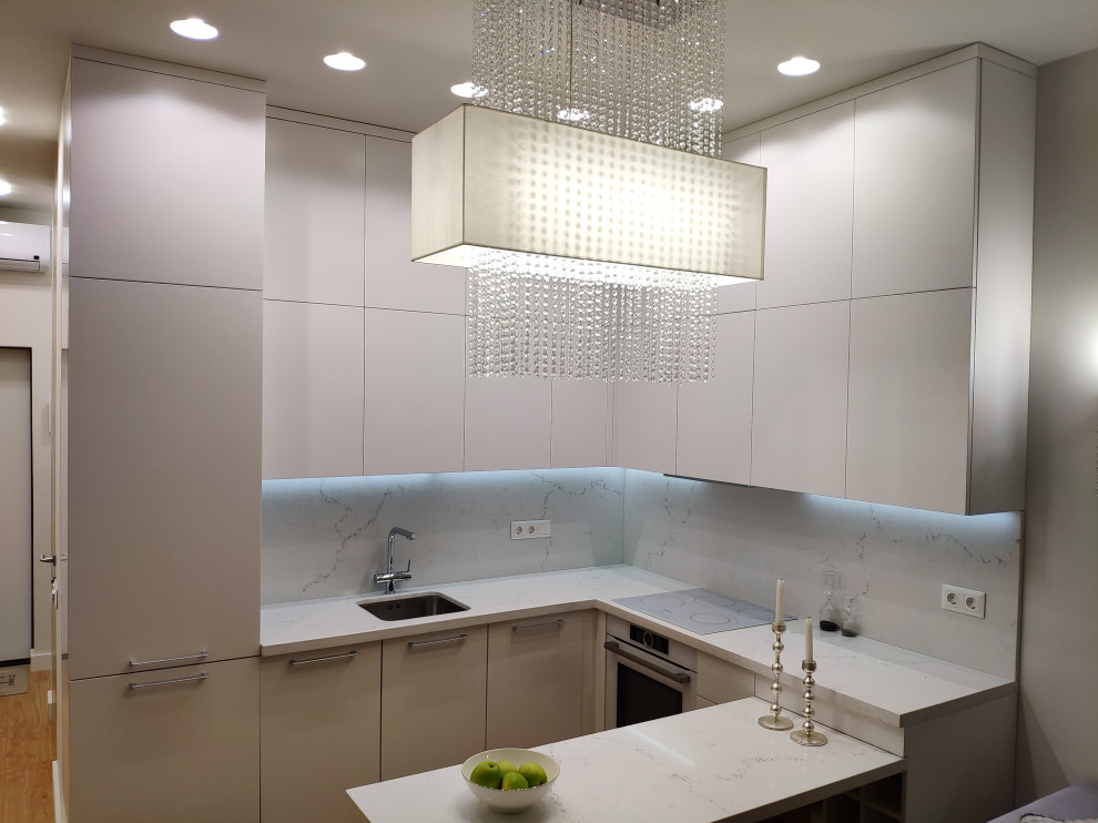 Современная кухня под потолок