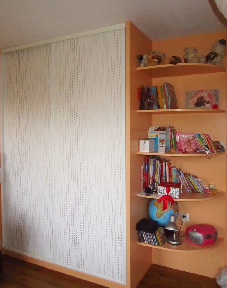 Idée de décoration pour une chambre d'enfant de 4 à 10 ans tradition de taille moyenne avec parquet clair.