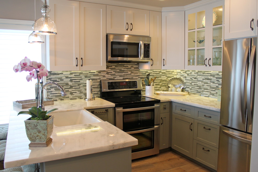 This is an example of a beach style kitchen in San Diego.