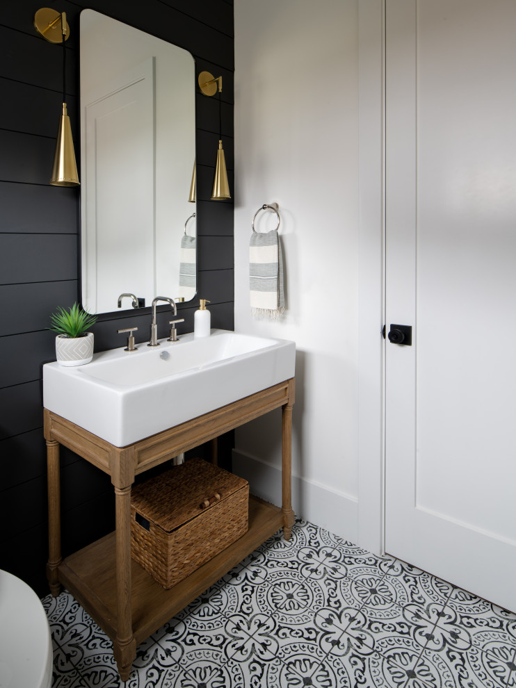 Inspiration pour un WC et toilettes traditionnel en bois clair avec un placard en trompe-l'oeil, un mur noir, un sol en carrelage de céramique, un lavabo intégré, meuble-lavabo sur pied et du lambris de bois.
