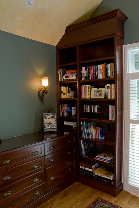 Design ideas for a traditional home office in Boston.