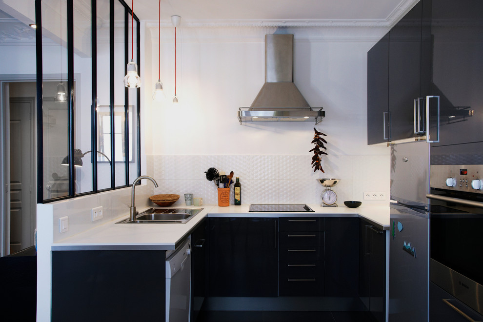 Inspiration for a mid-sized scandinavian u-shaped separate kitchen in Paris with flat-panel cabinets, white splashback, no island, a drop-in sink and panelled appliances.