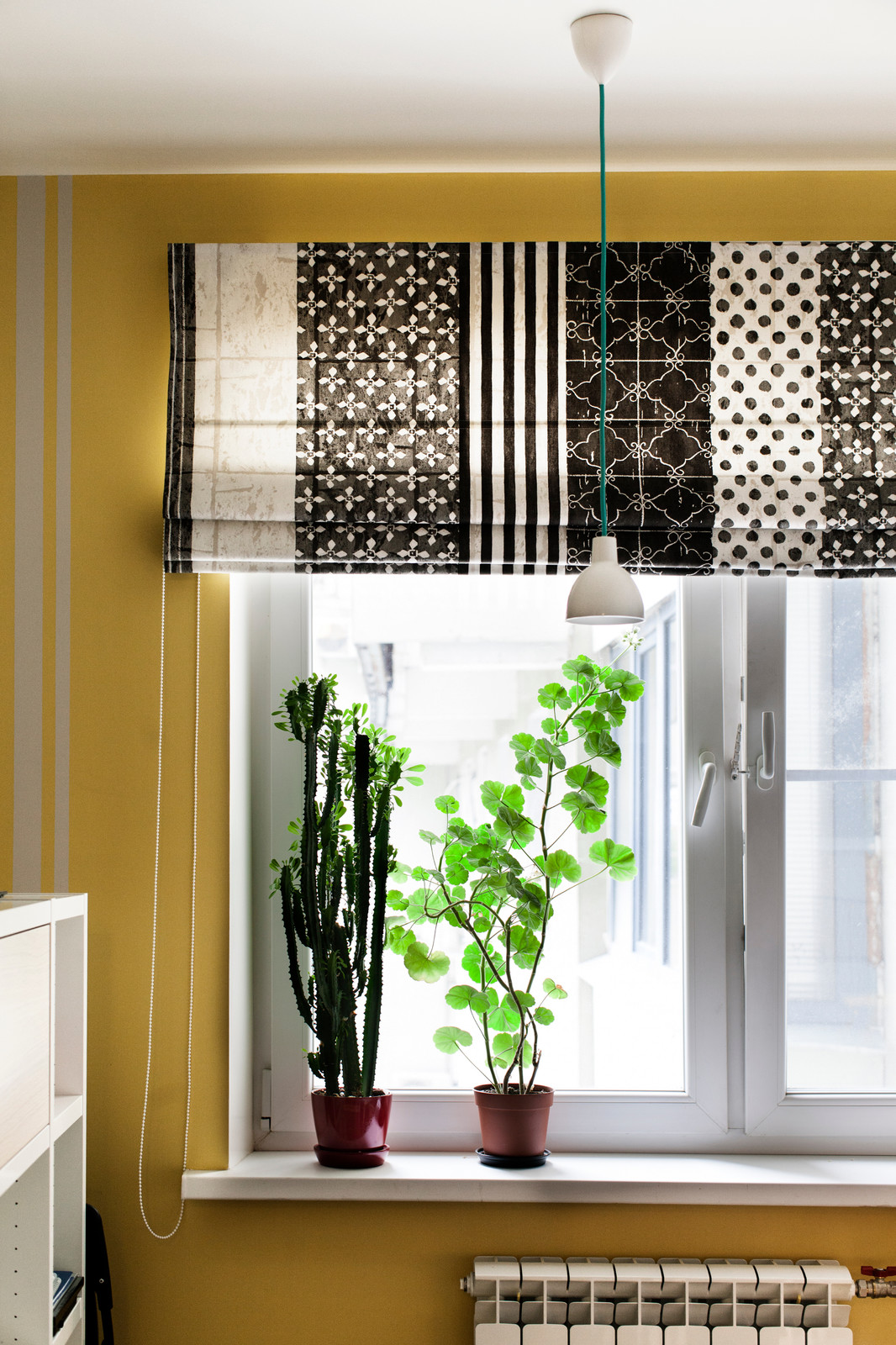 В гостях: Мужской интерьер с красной перегородкой и ванной на подиуме