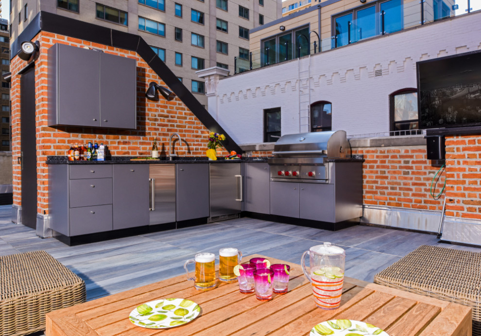 Cette image montre un toit terrasse sur le toit urbain avec une cuisine d'été, aucune couverture et un garde-corps en matériaux mixtes.