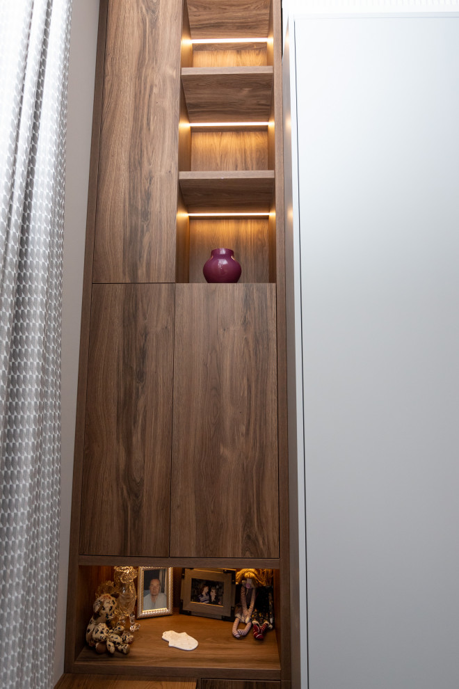 Меблировка спальни: шкаф, стеллаж и стол-подоконник