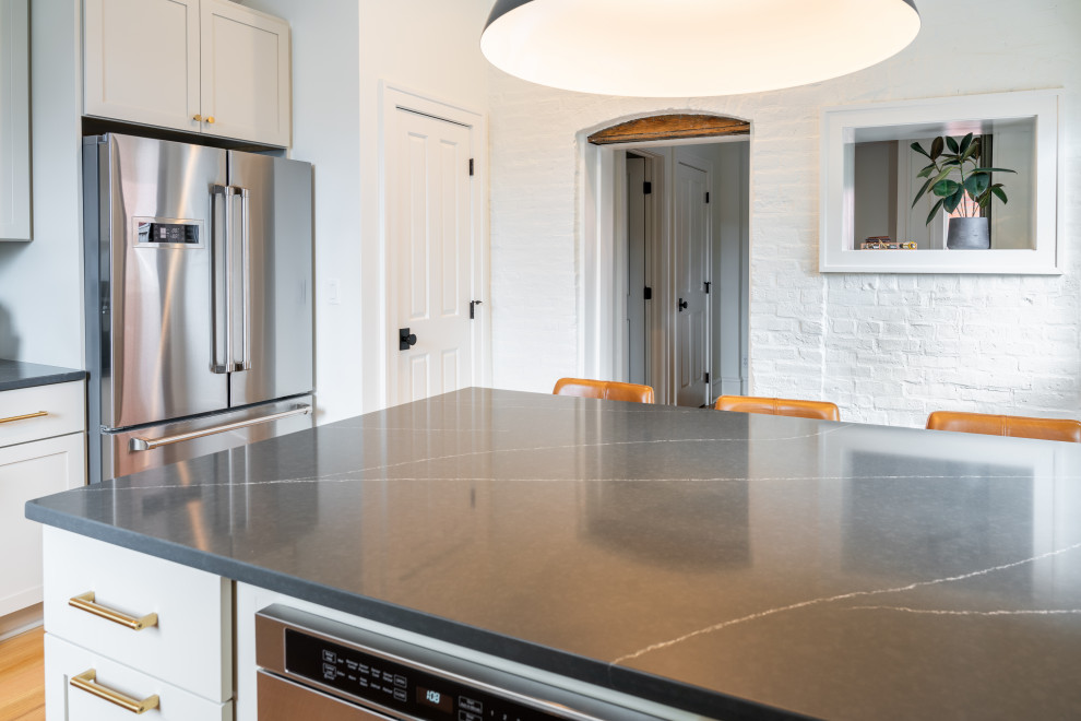 This is an example of a contemporary kitchen in Columbus.