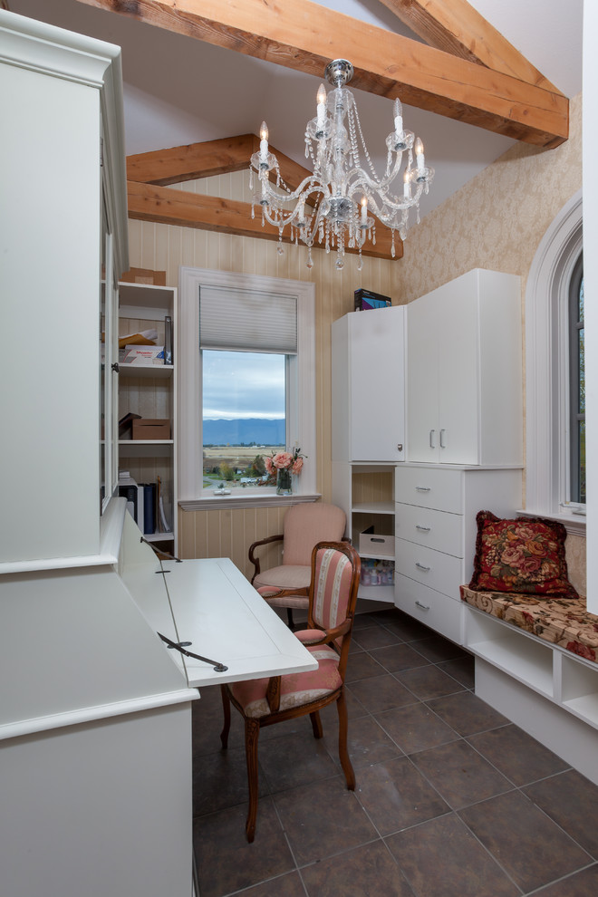 Свежая идея для дизайна: маленький кабинет в классическом стиле с местом для рукоделия, разноцветными стенами, полом из керамической плитки, отдельно стоящим рабочим столом и разноцветным полом для на участке и в саду - отличное фото интерьера